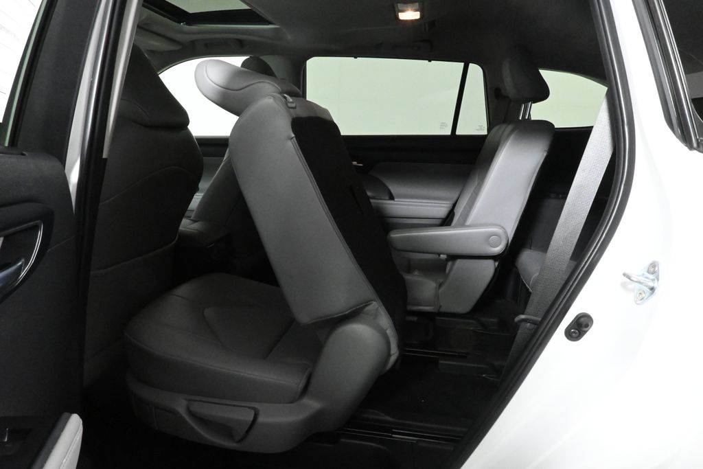 2024 Toyota Highlander XLE photo 31