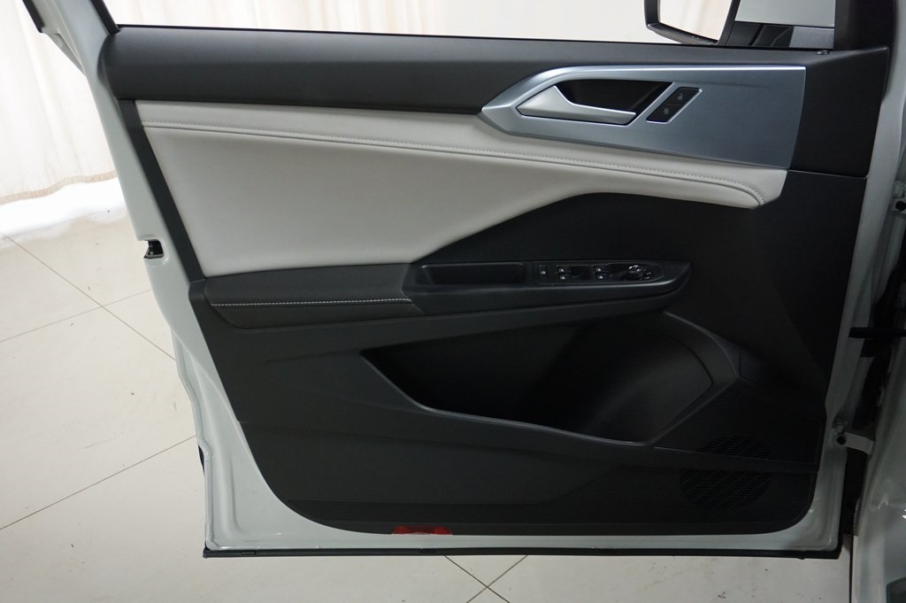 2025 Volkswagen Taos SE photo 19