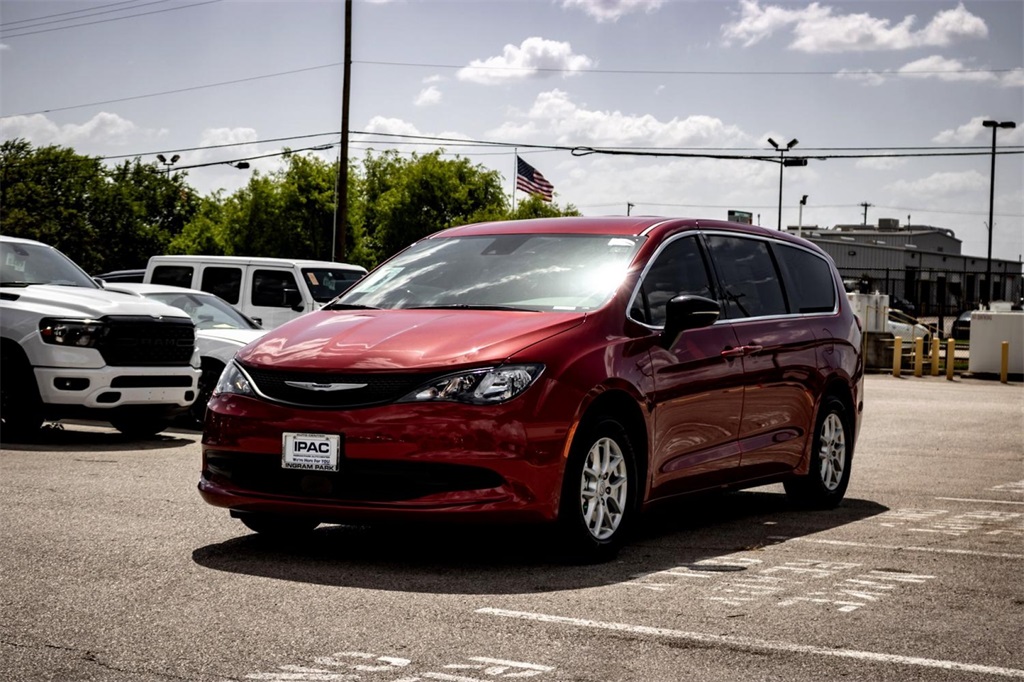 2025 Chrysler Voyager LX photo 6