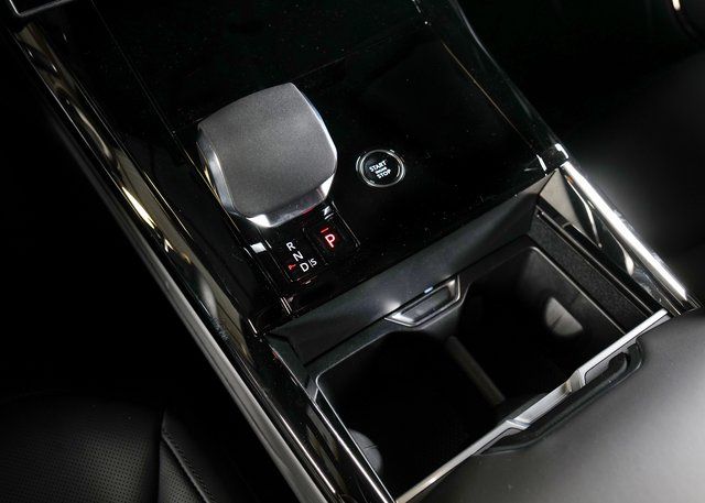 2025 Land Rover Range Rover Sport SE photo 14