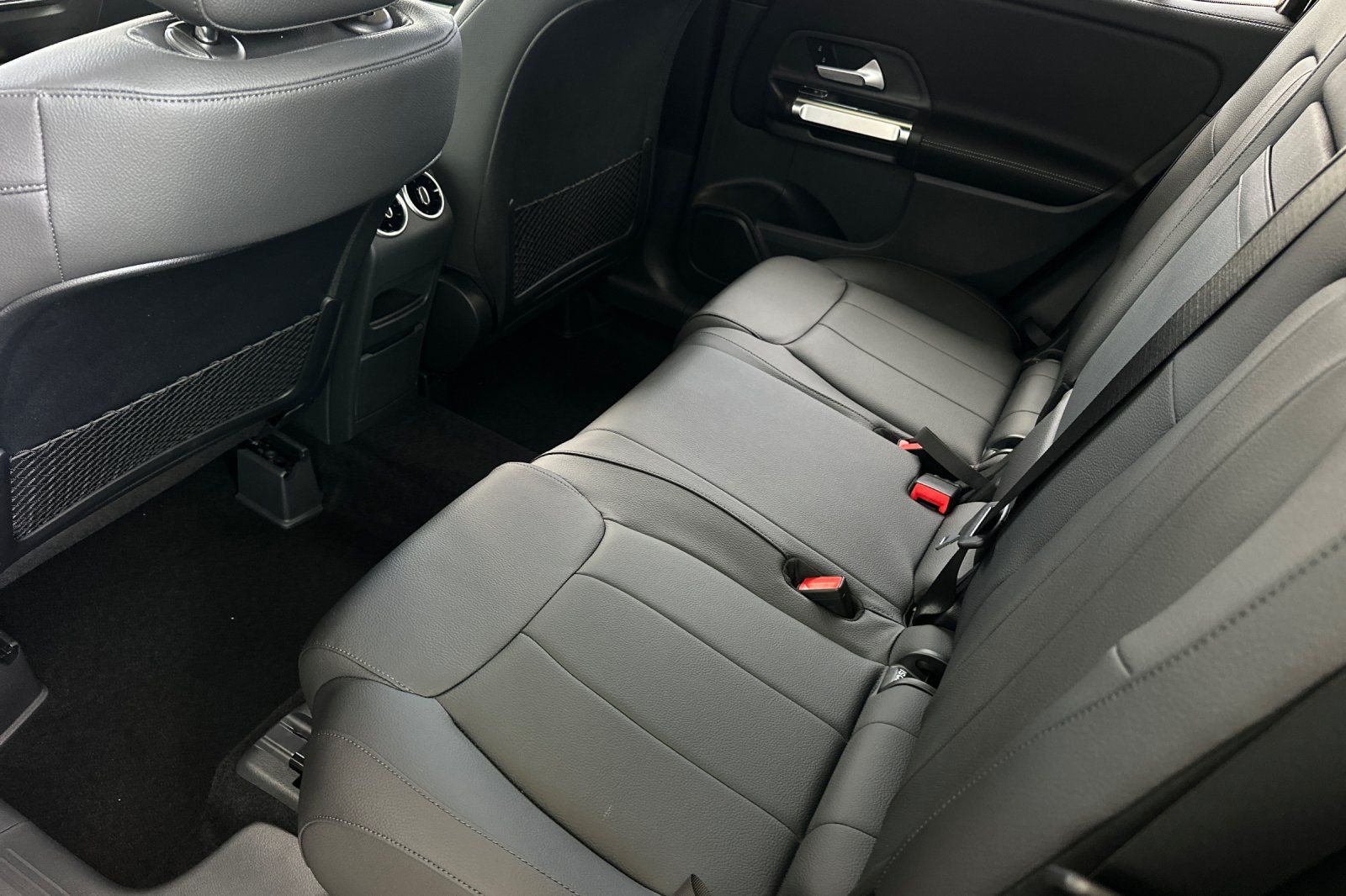 2025 Mercedes Benz GLB 250 photo 7