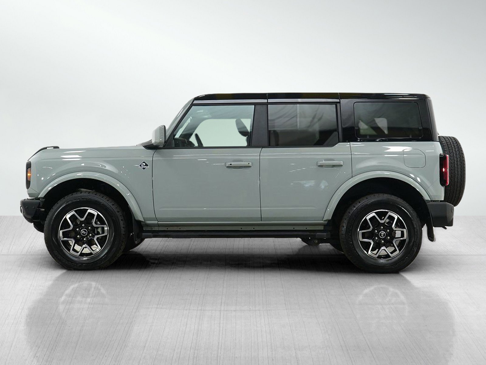 2024 Ford Bronco Outer Banks photo 2