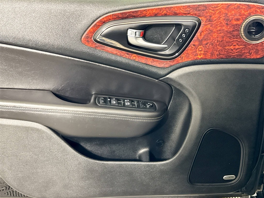 2015 Chrysler 200 C photo 18