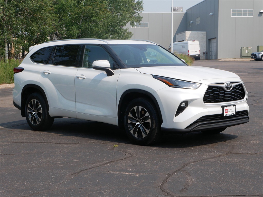 Certified 2022 Toyota Highlander XLE with VIN 5TDHZRBH7NS565236 for sale in Minneapolis, Minnesota