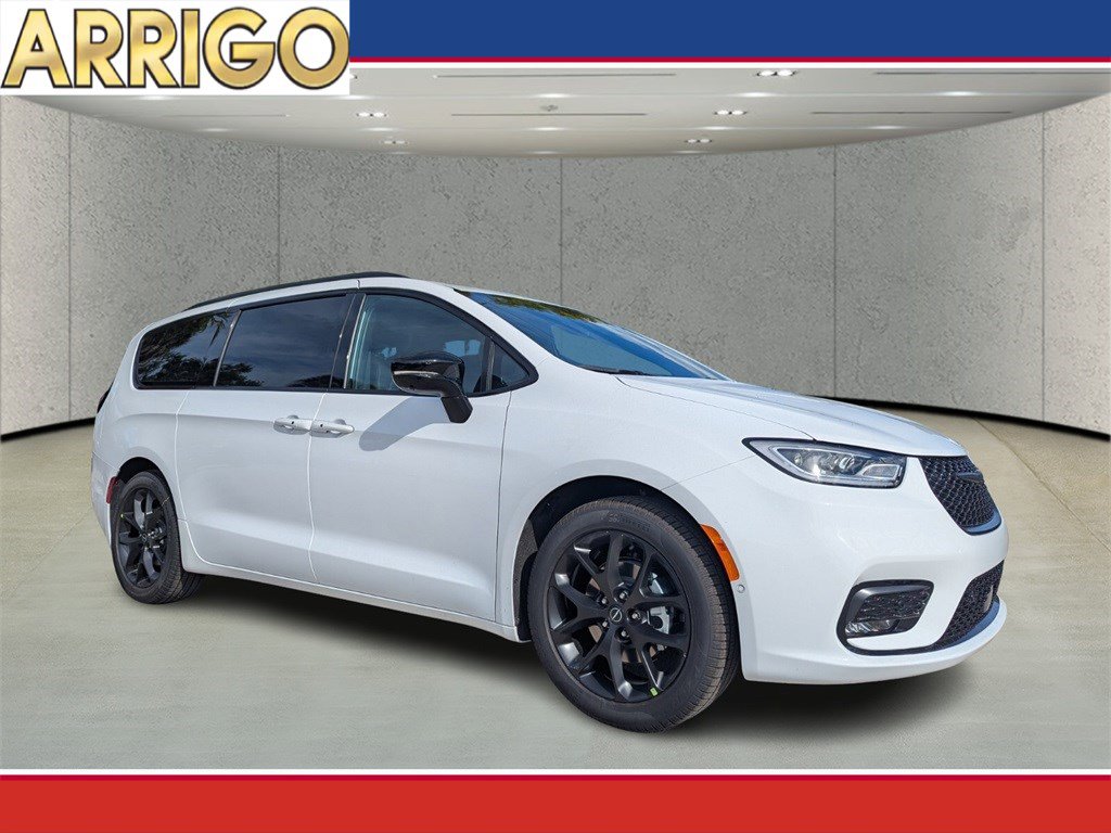 2026 Chrysler Pacifica Select's photo
