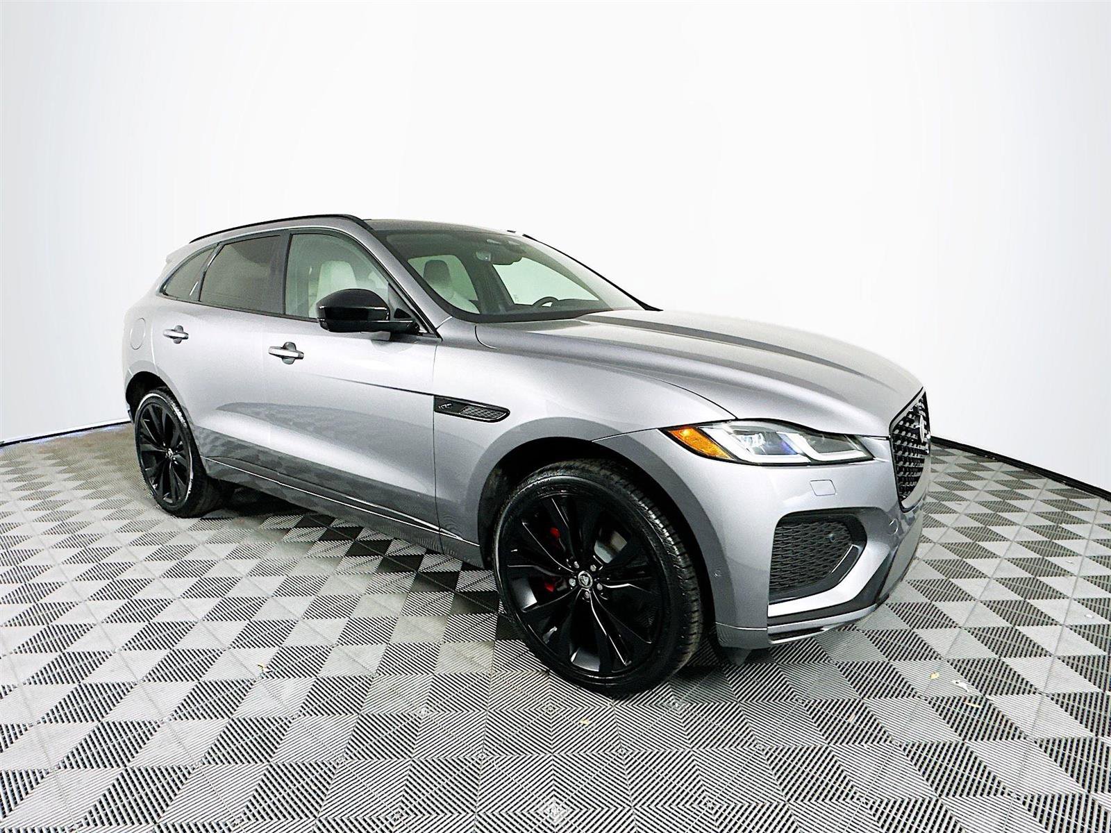 2025 Jaguar F-PACE P400 R-Dynamic S photo 3