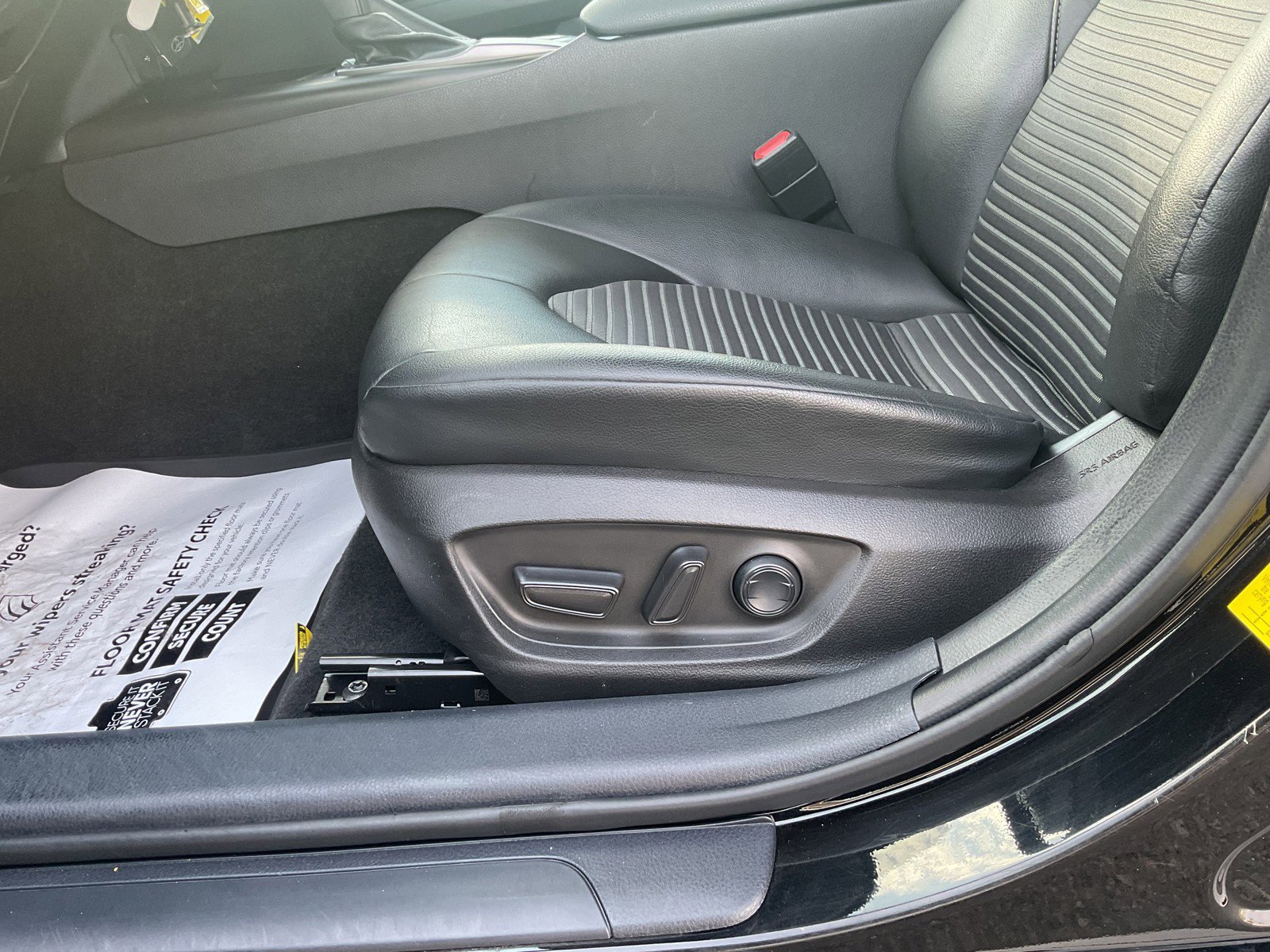 2021 Toyota Camry SE photo 25