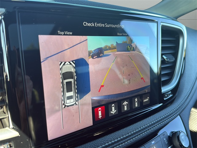 2026 Chrysler Pacifica photo 19