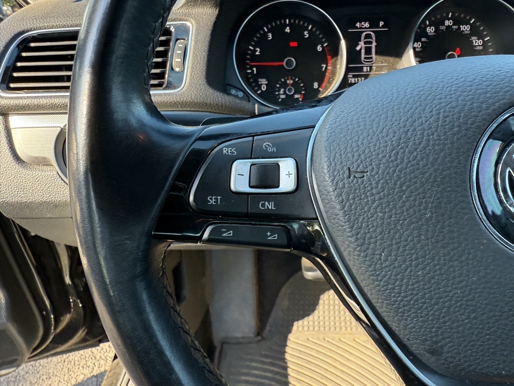 2016 Volkswagen Passat R-Line photo 11