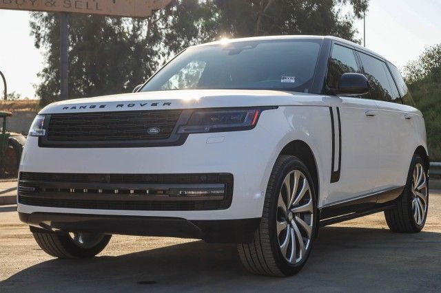 2025 Land Rover Range Rover SE photo 3