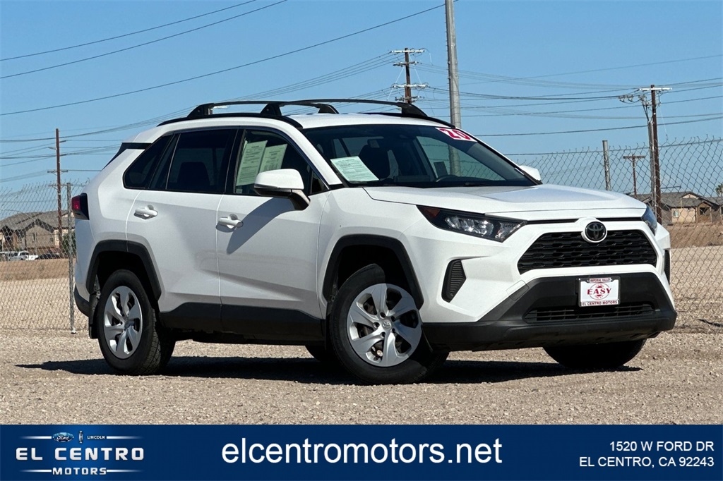 2020 Toyota RAV4 LE's photo