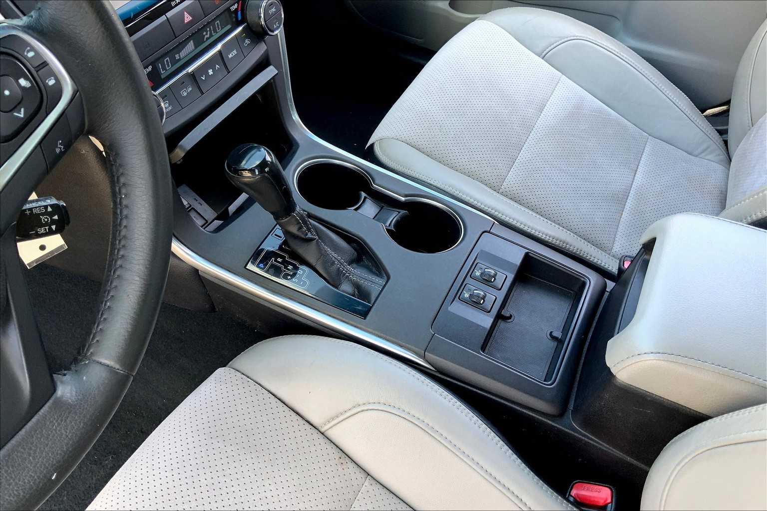 2017 Toyota Camry XSE photo 15