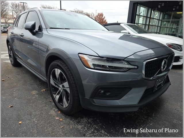 2021 Volvo V60 Cross Country Base's photo
