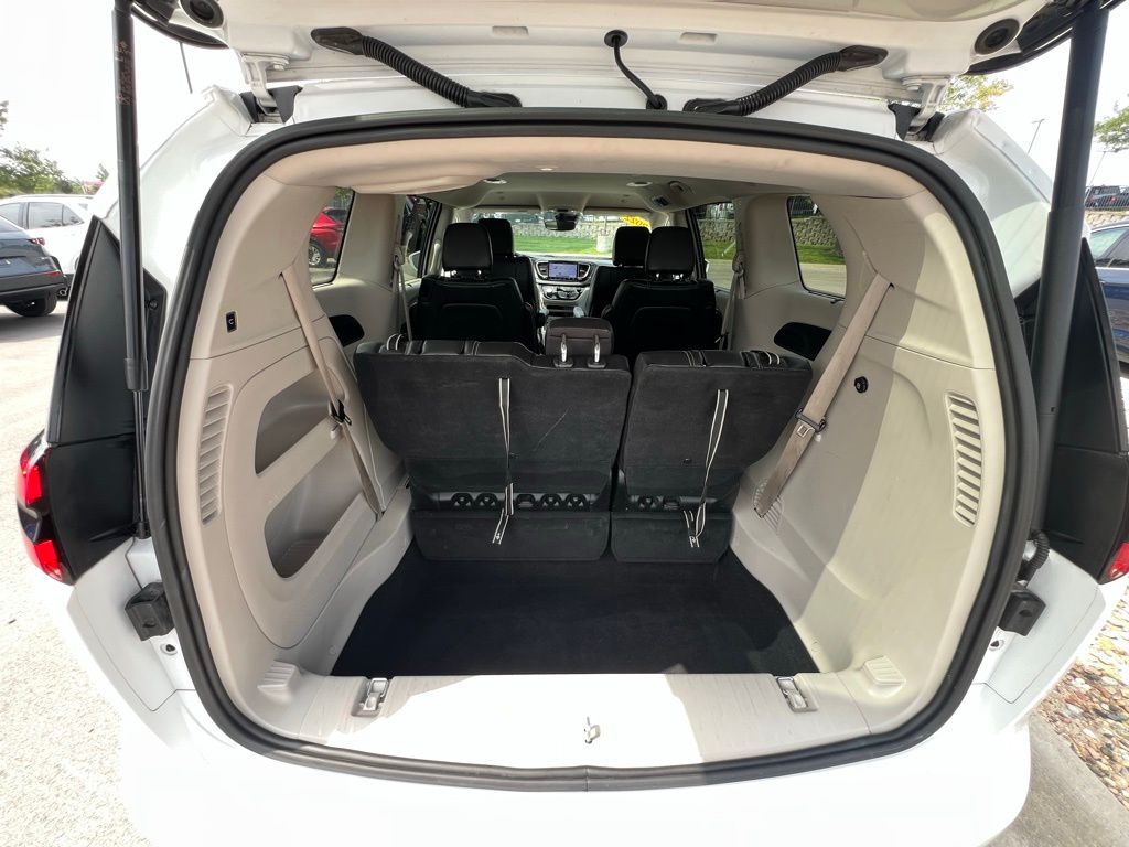 2022 Chrysler Pacifica Touring L photo 19