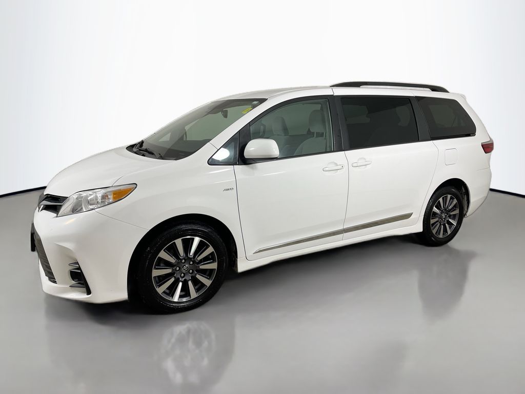 2019 Toyota Sienna LE photo 4