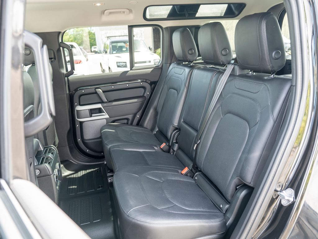2024 Land Rover Defender 110 S photo 27
