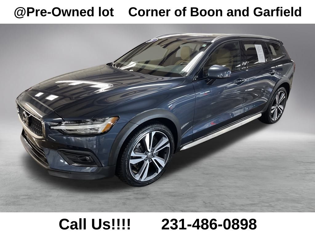 2021 Volvo V60 Cross Country Base's photo