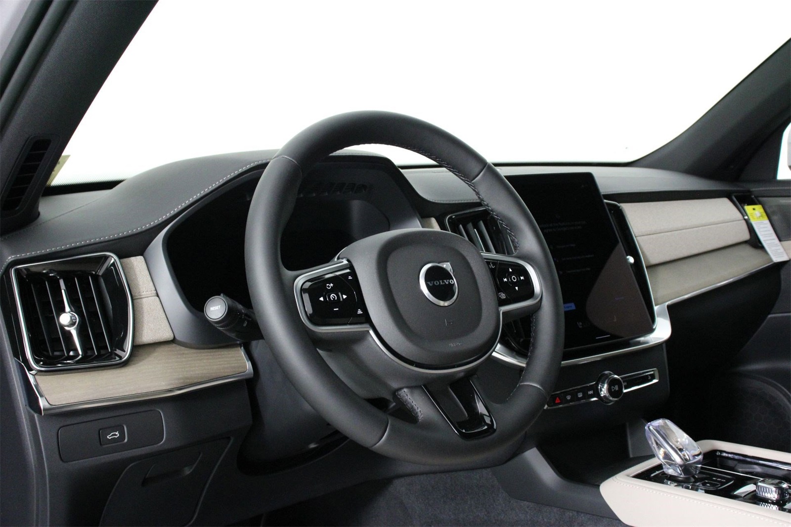 2026 Volvo XC90 Plus photo 7