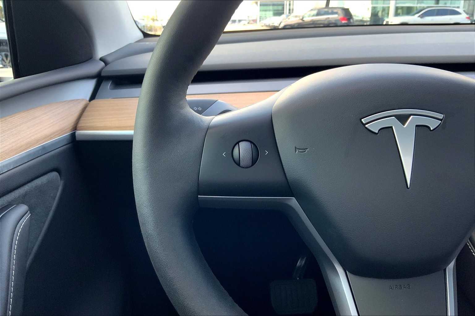 2024 Tesla Model Y Long Range photo 17