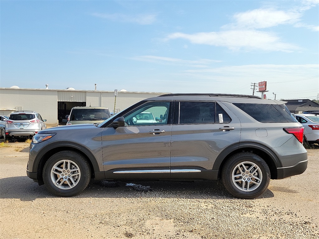 2025 Ford Explorer photo 3