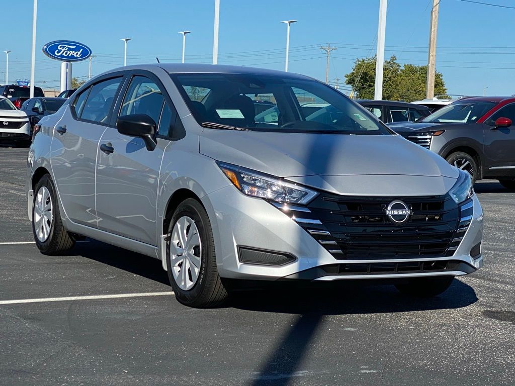 2025 Nissan Versa 1.6 S photo 2