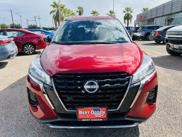 2023 Nissan Kicks SR photo 2