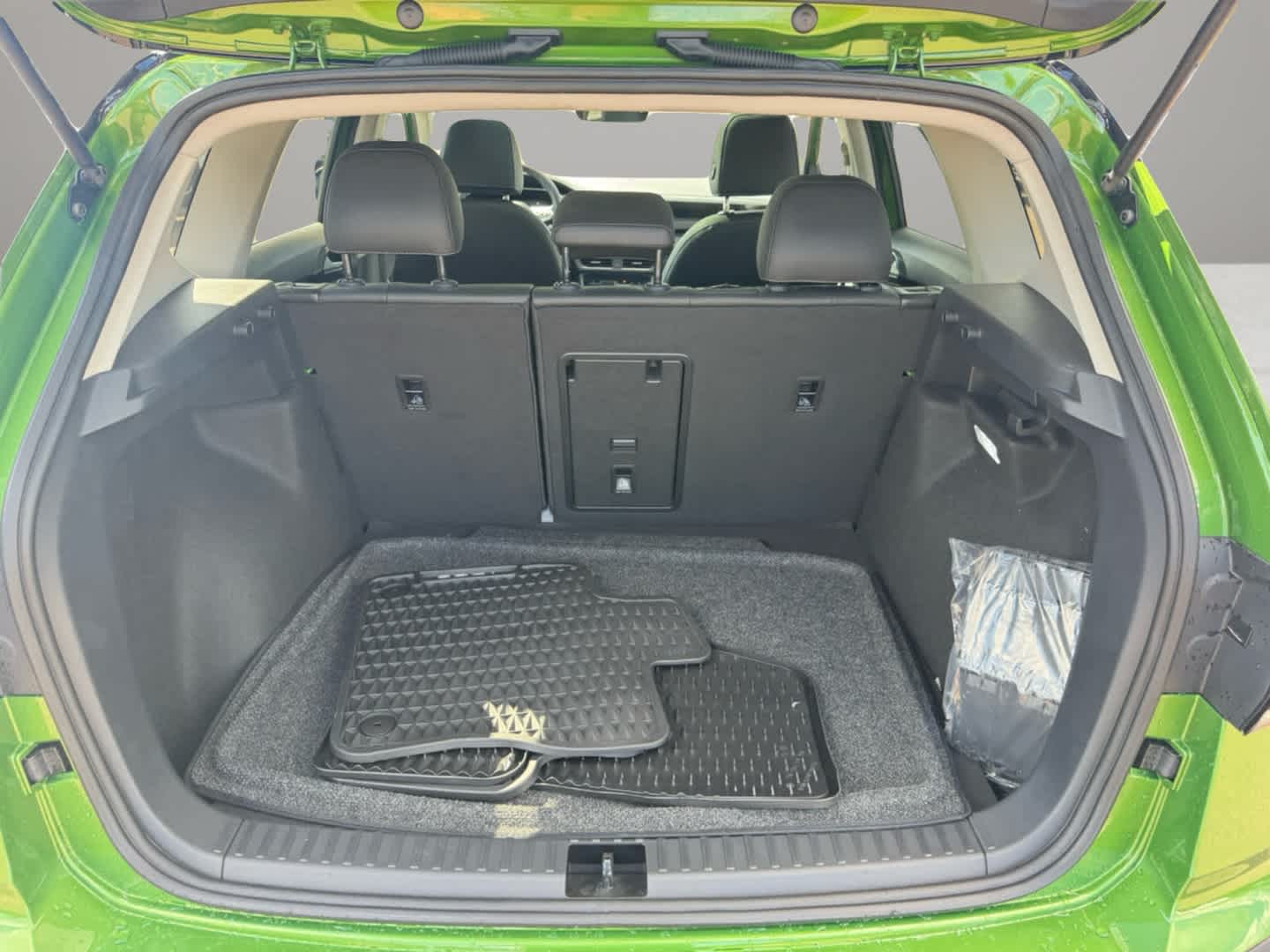 2025 Volkswagen Taos SE photo 37