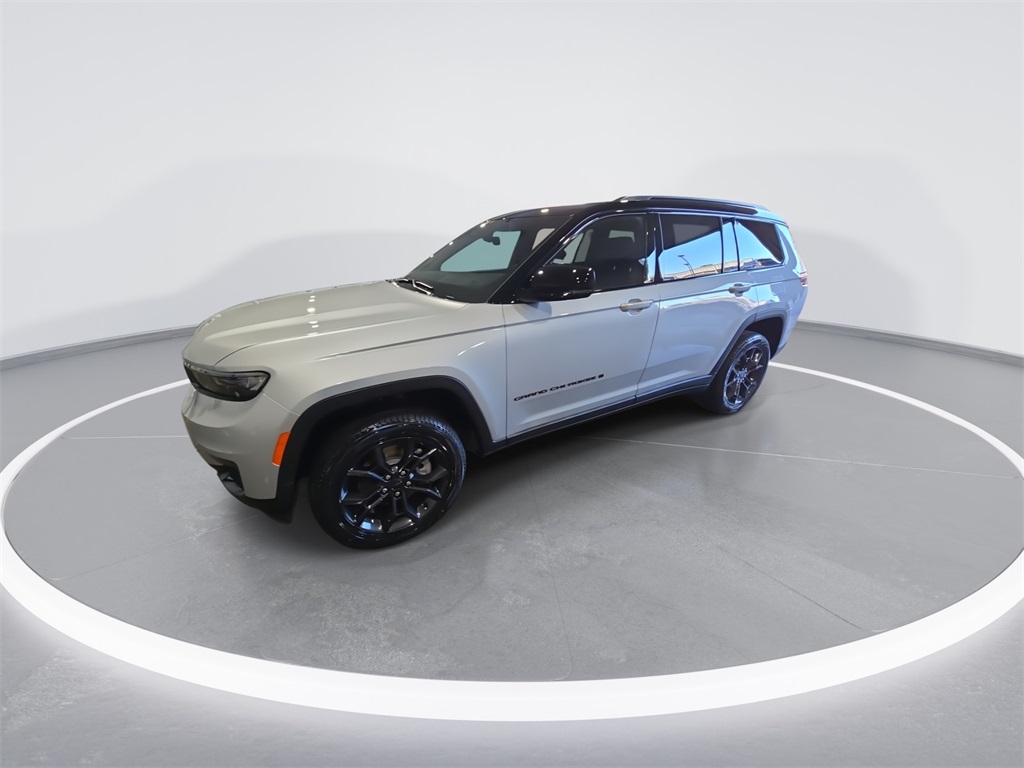 2025 Jeep Grand Cherokee Limited photo 3