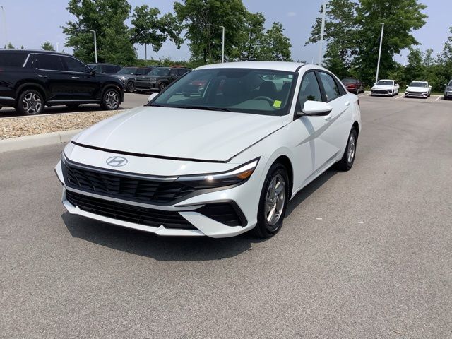 2024 Hyundai Elantra SE photo 2