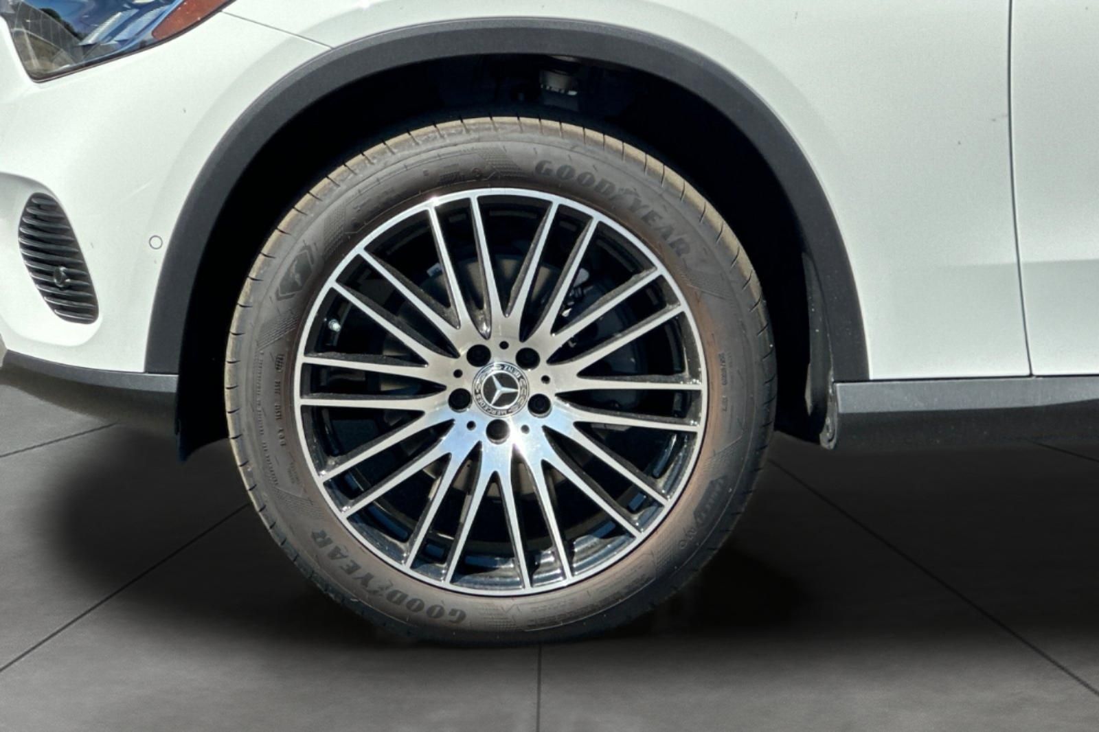 2025 Mercedes Benz GLC 300 4MATIC photo 4