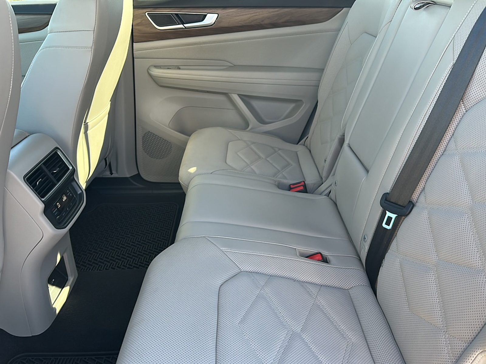 2024 Volkswagen Atlas SE photo 3