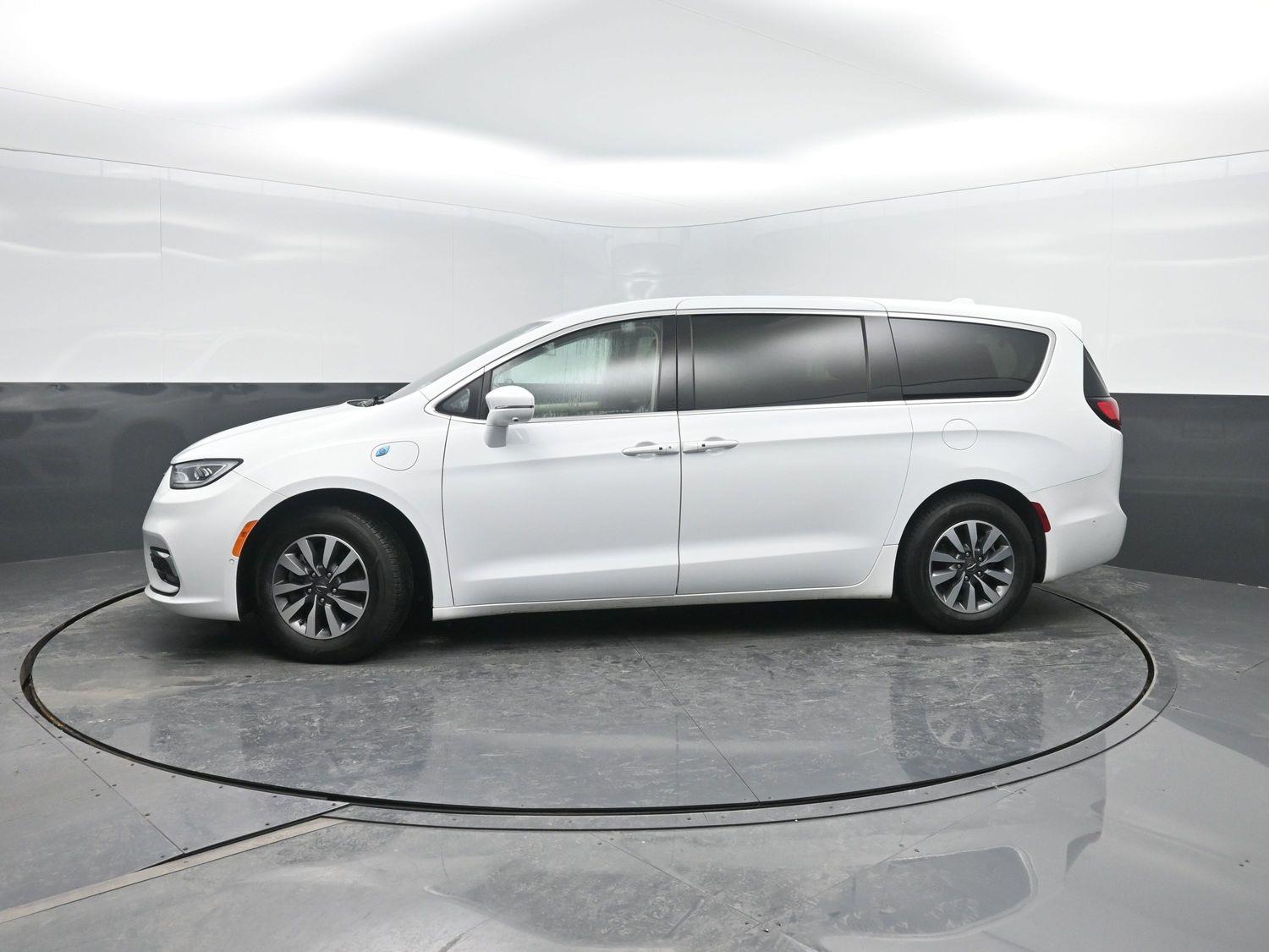 2022 Chrysler Pacifica Touring L's photo