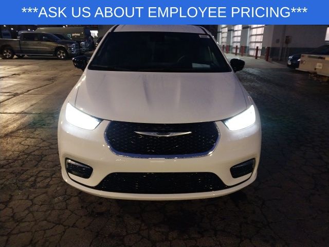 2025 Chrysler Pacifica photo 4