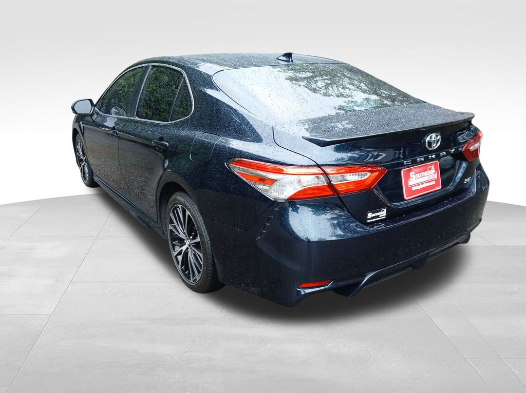 2020 Toyota Camry SE photo 3