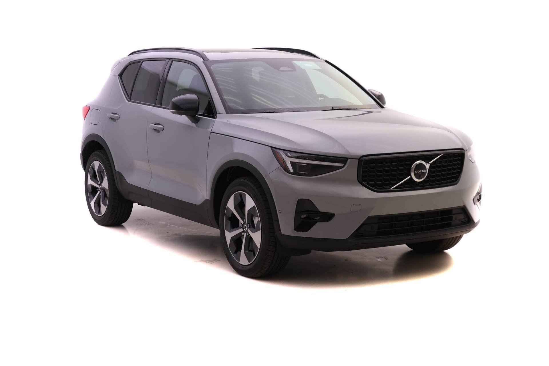 2026 Volvo XC40 Plus photo 2