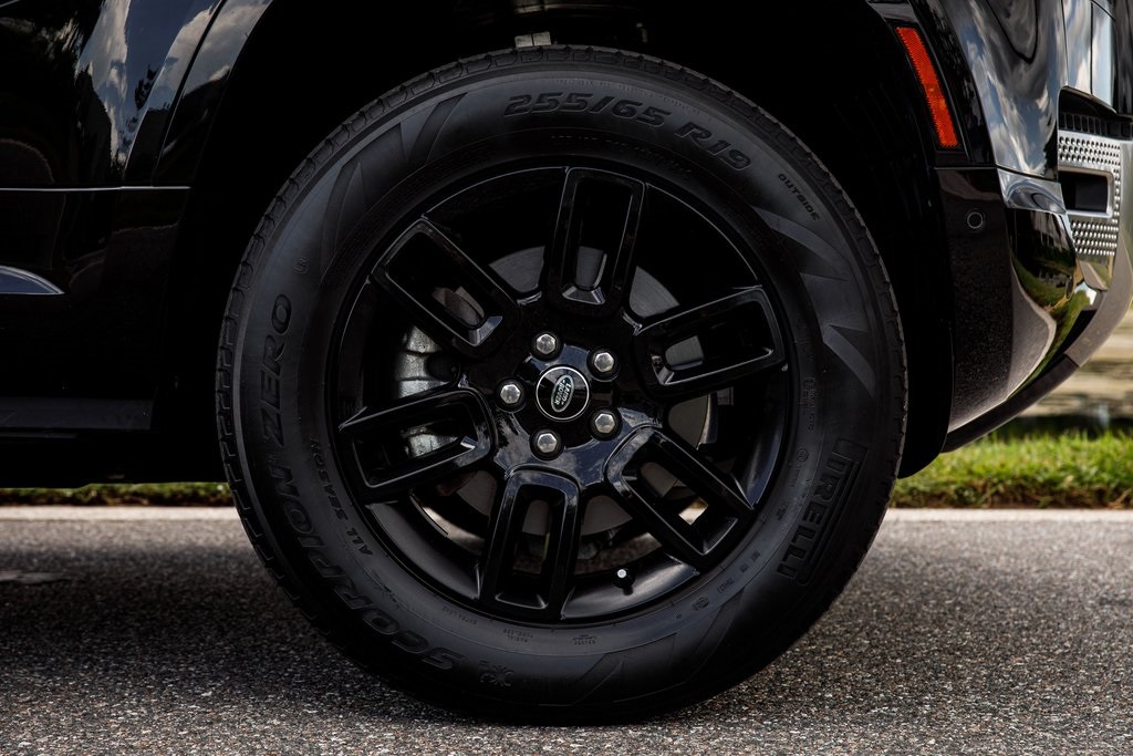 2023 Land Rover Defender 110 S photo 9