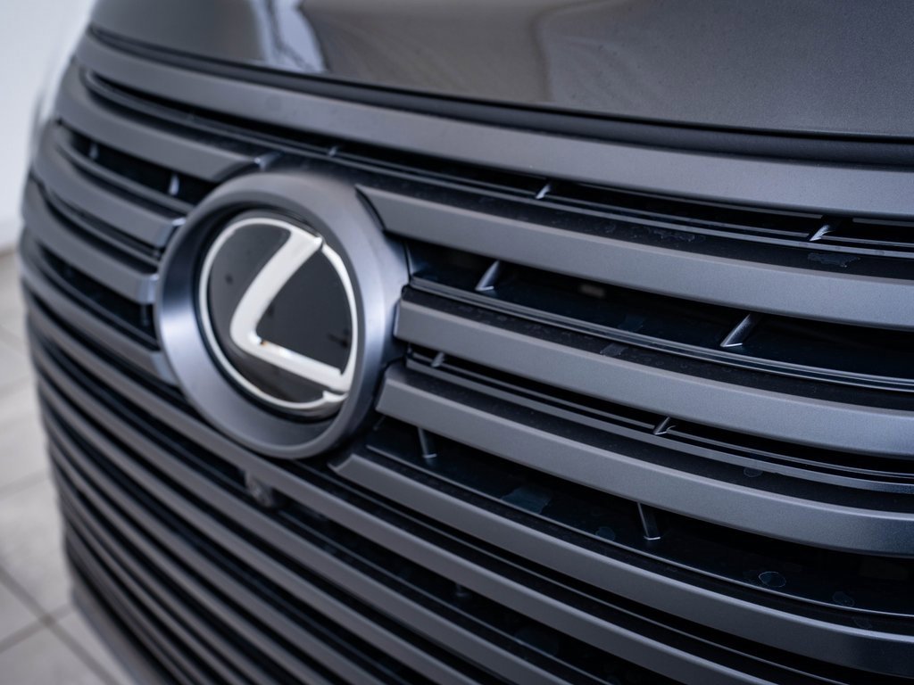 2025 Lexus LX 600 Luxury photo 3
