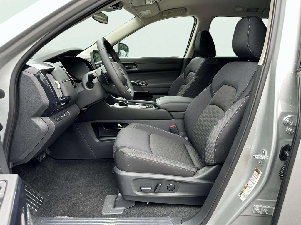 2025 Nissan Pathfinder SV photo 13