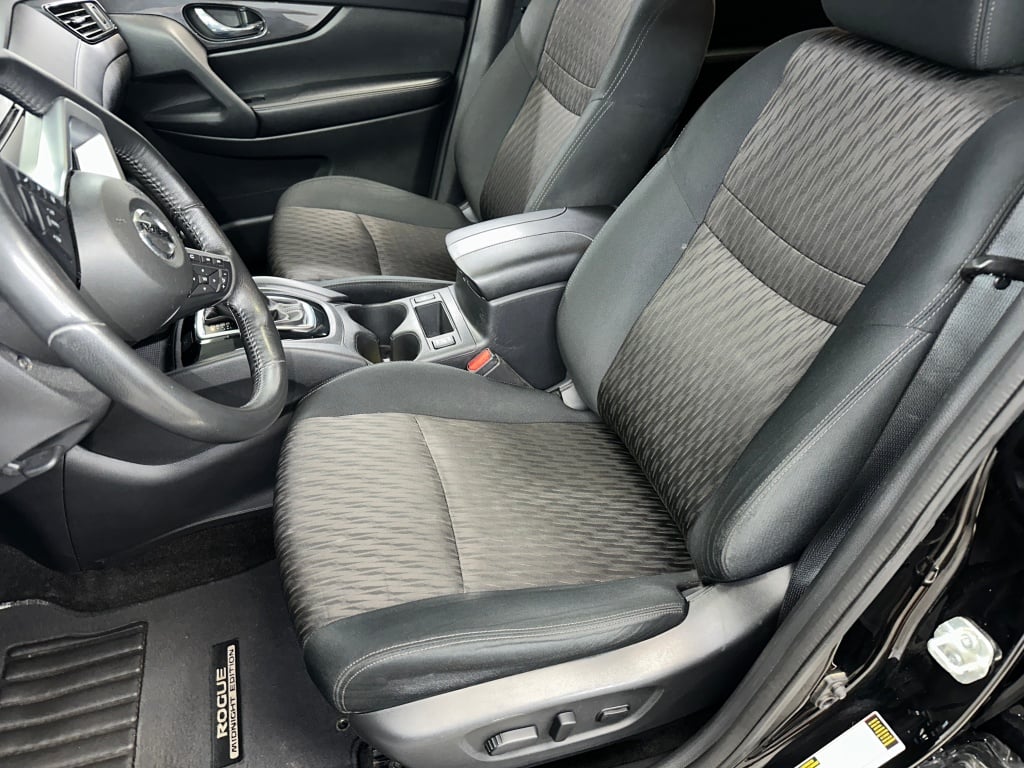 2018 Nissan Rogue SV photo 2