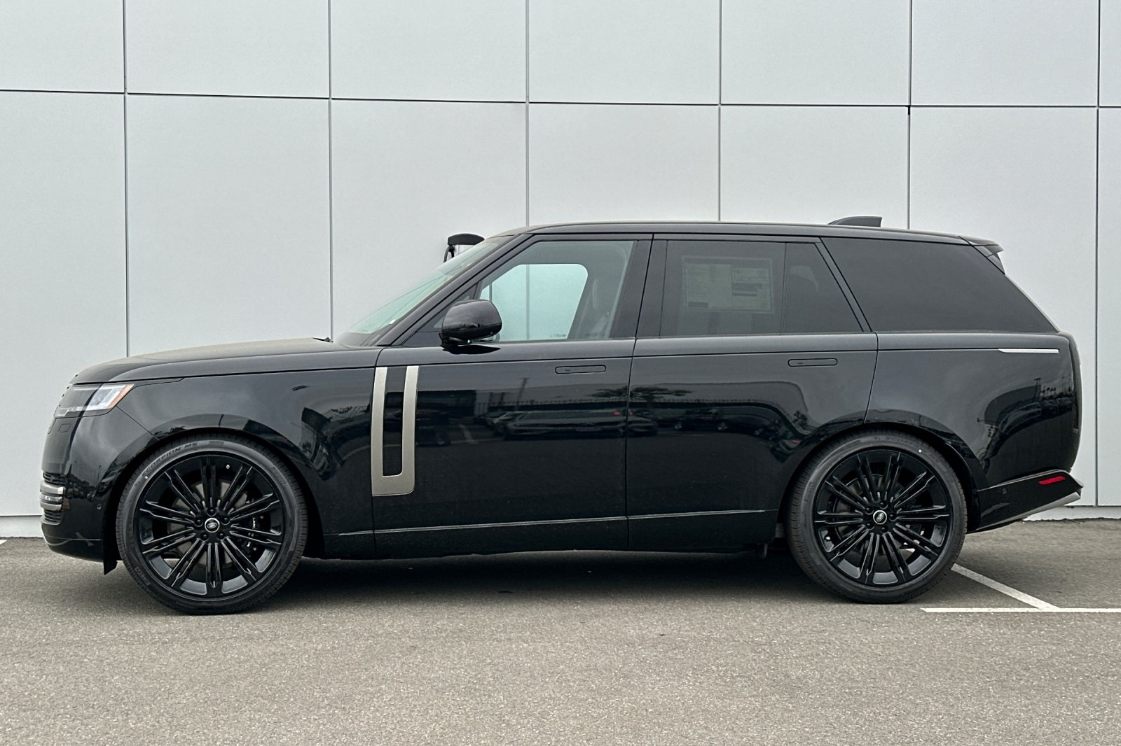 2025 Land Rover Range Rover SE photo 2