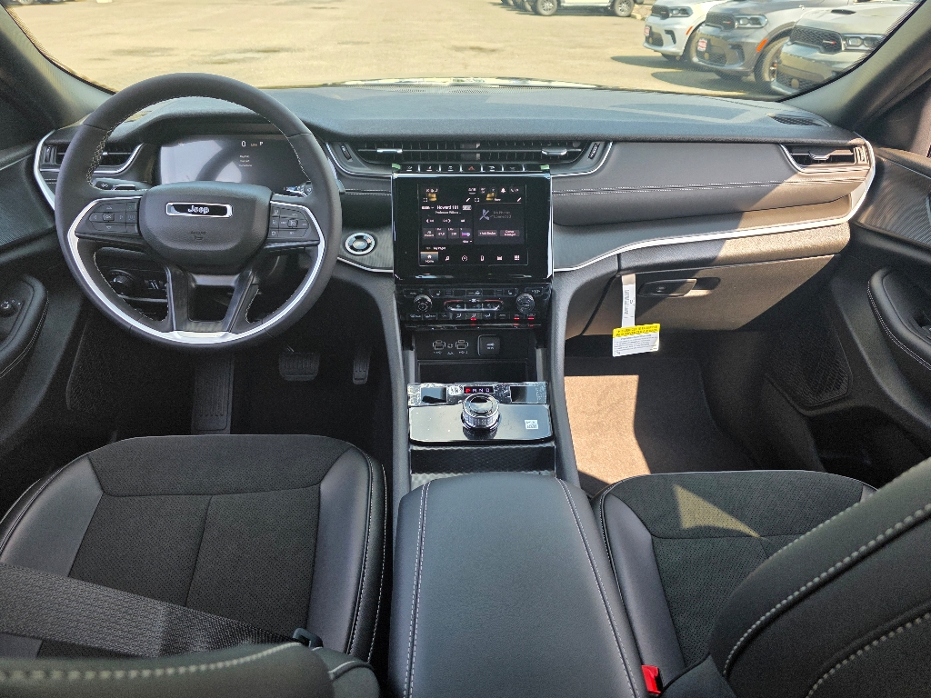 2025 Jeep Grand Cherokee Altitude X photo 2