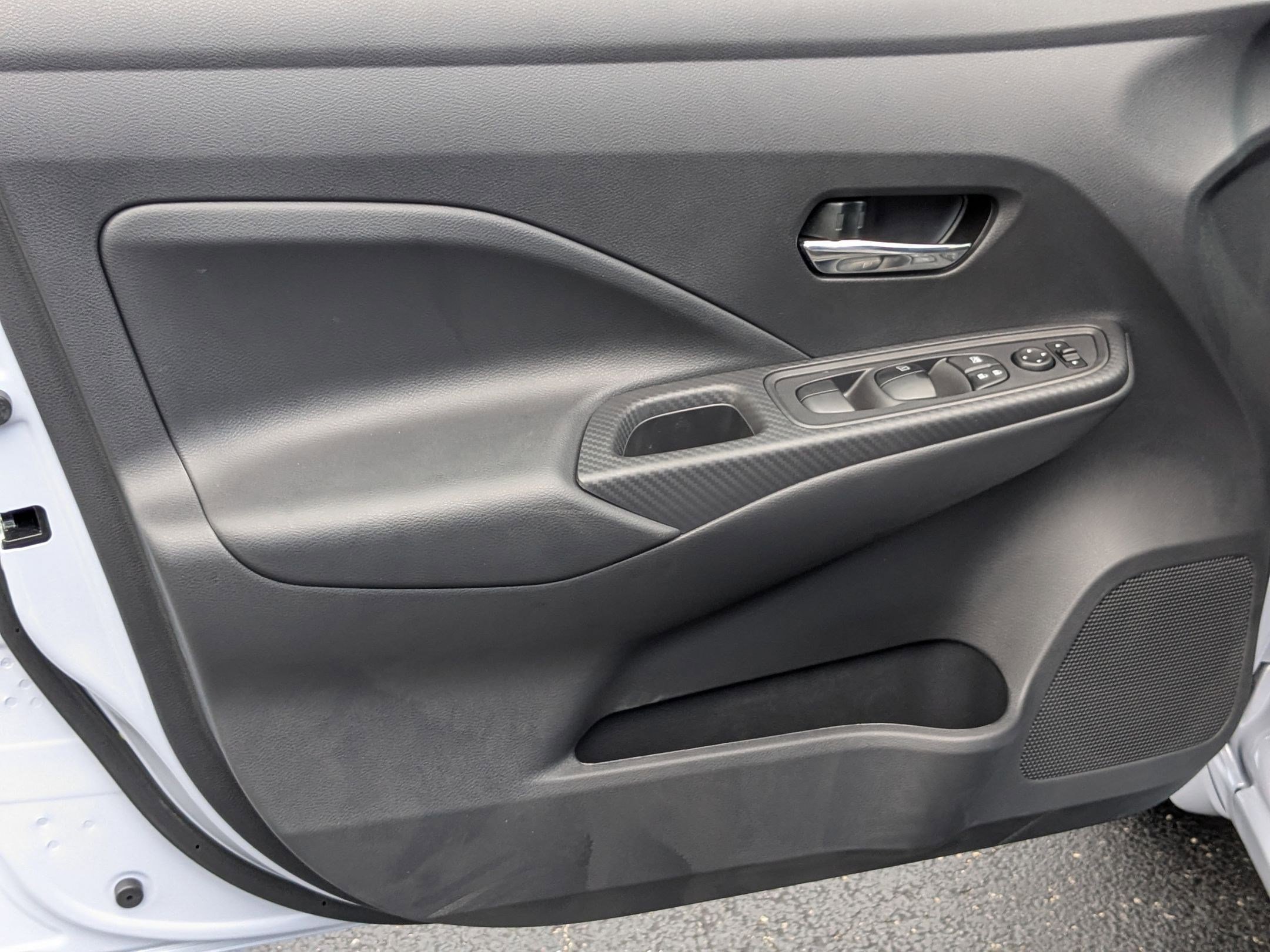2025 Nissan Versa SV photo 11