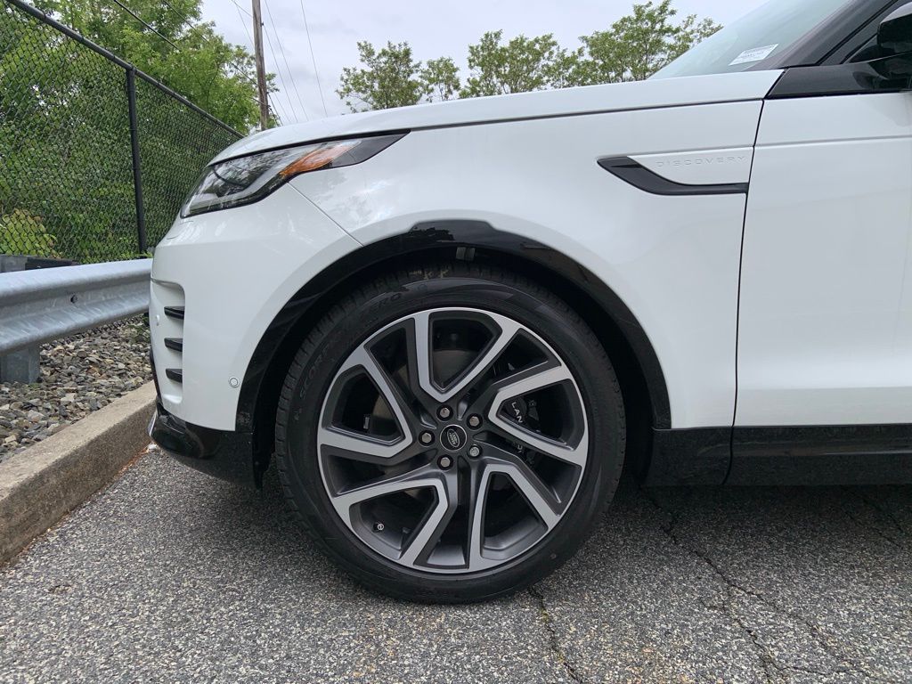 2025 Land Rover Discovery Metropolitan Edition photo 8