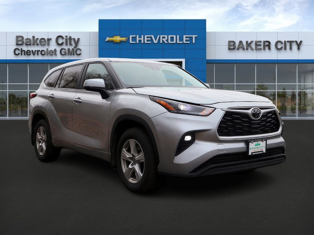 2024 Toyota Highlander LE's photo