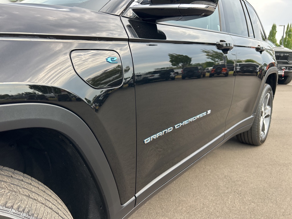 2023 Jeep Cherokee Base photo 2