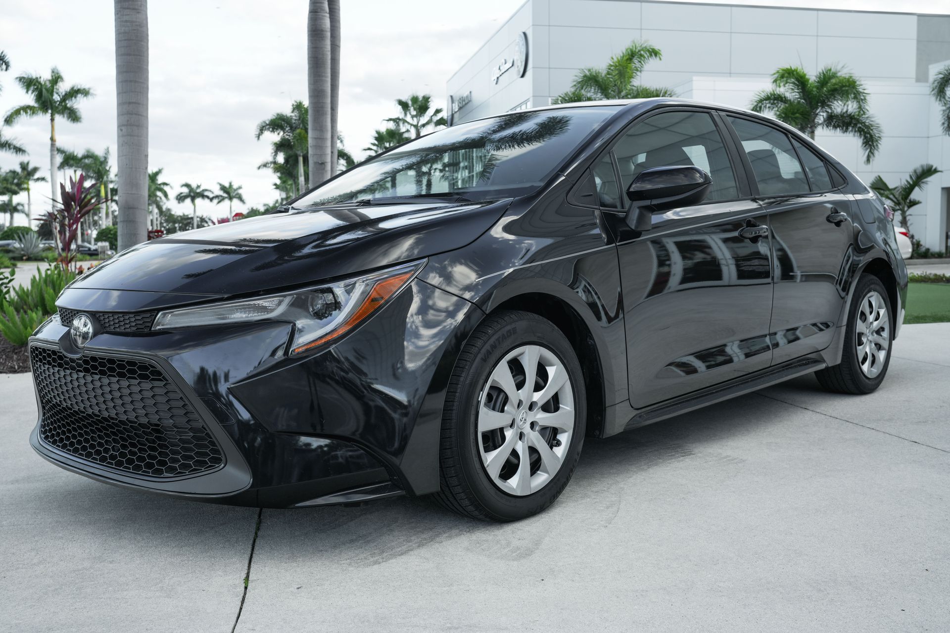 2021 Toyota Corolla LE photo 3