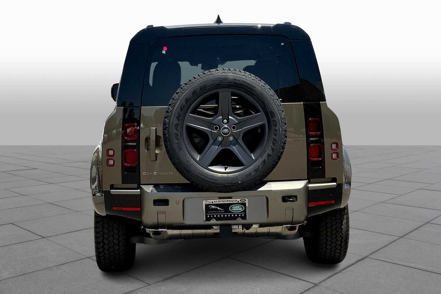 2025 Land Rover Defender 110 X-Dynamic SE photo 4