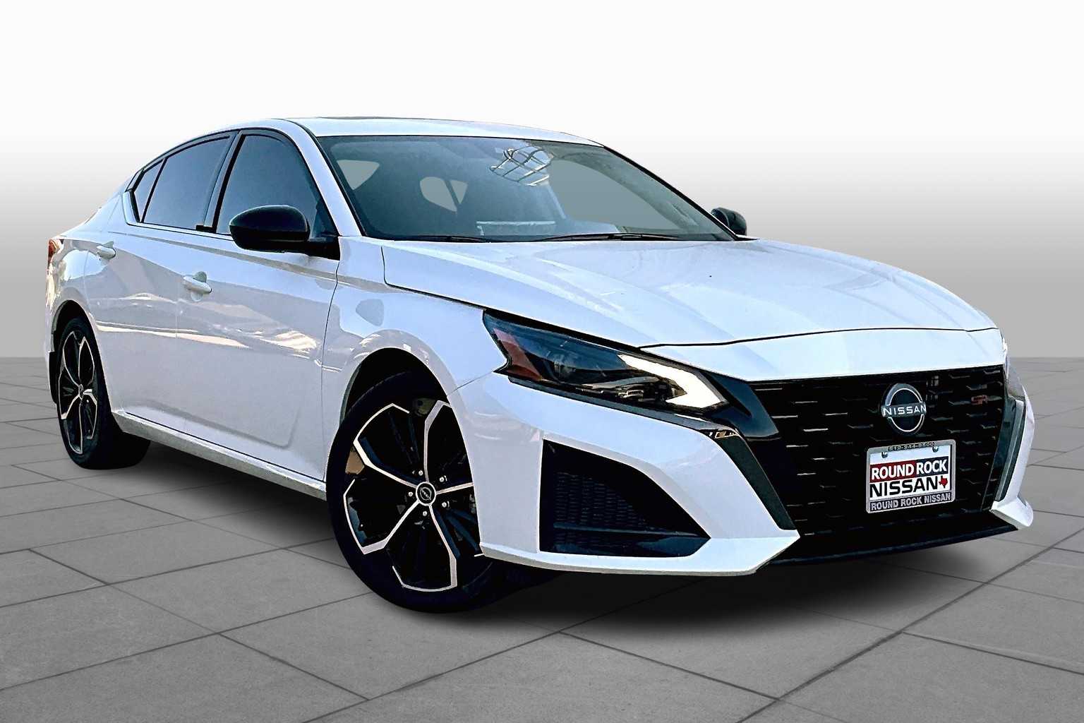 2025 Nissan Altima SR photo 2