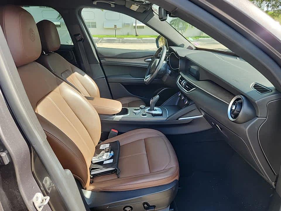 2022 Alfa Romeo Stelvio Ti photo 8
