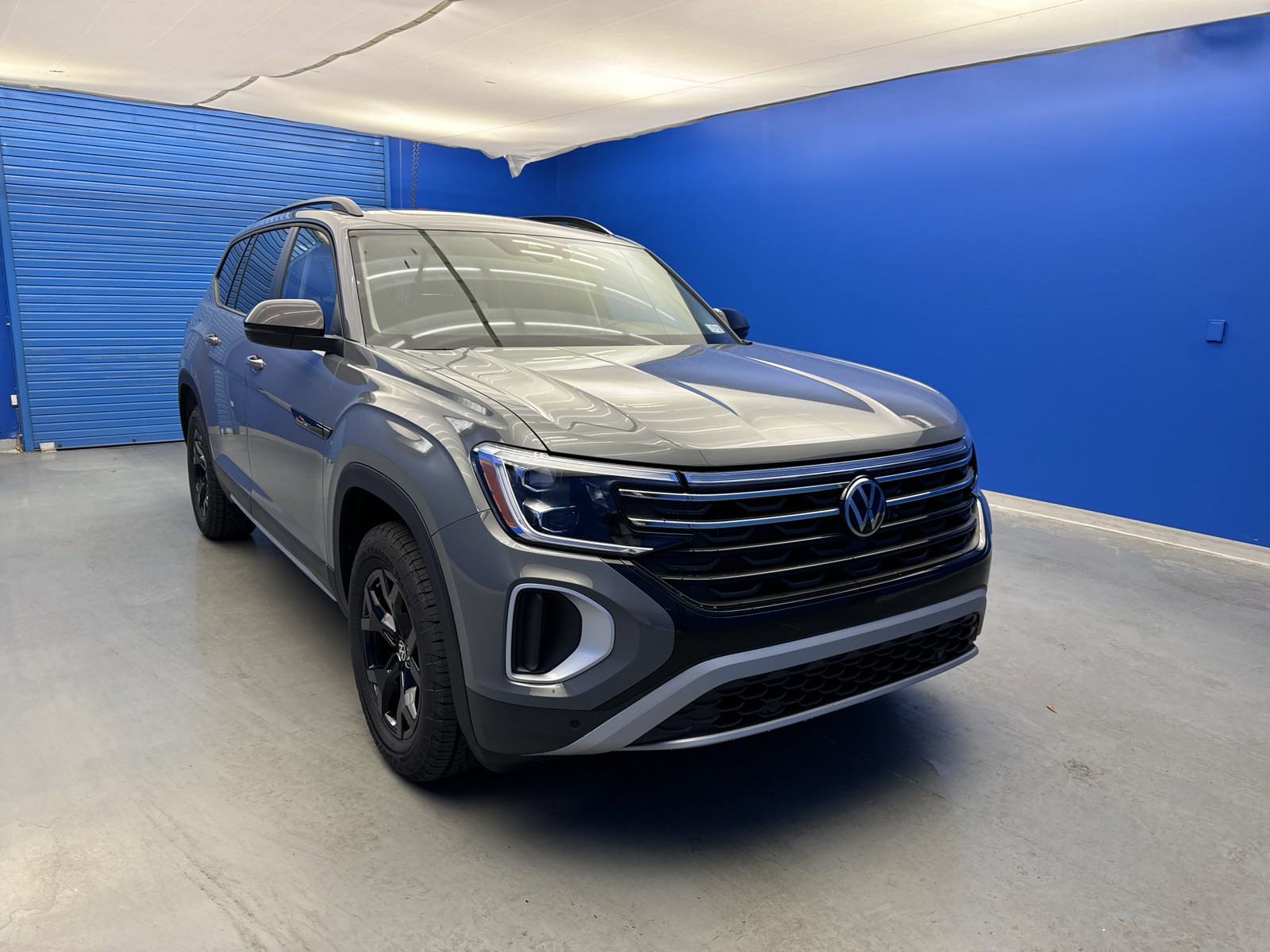 2025 Volkswagen Atlas Peak Edition SE photo 2